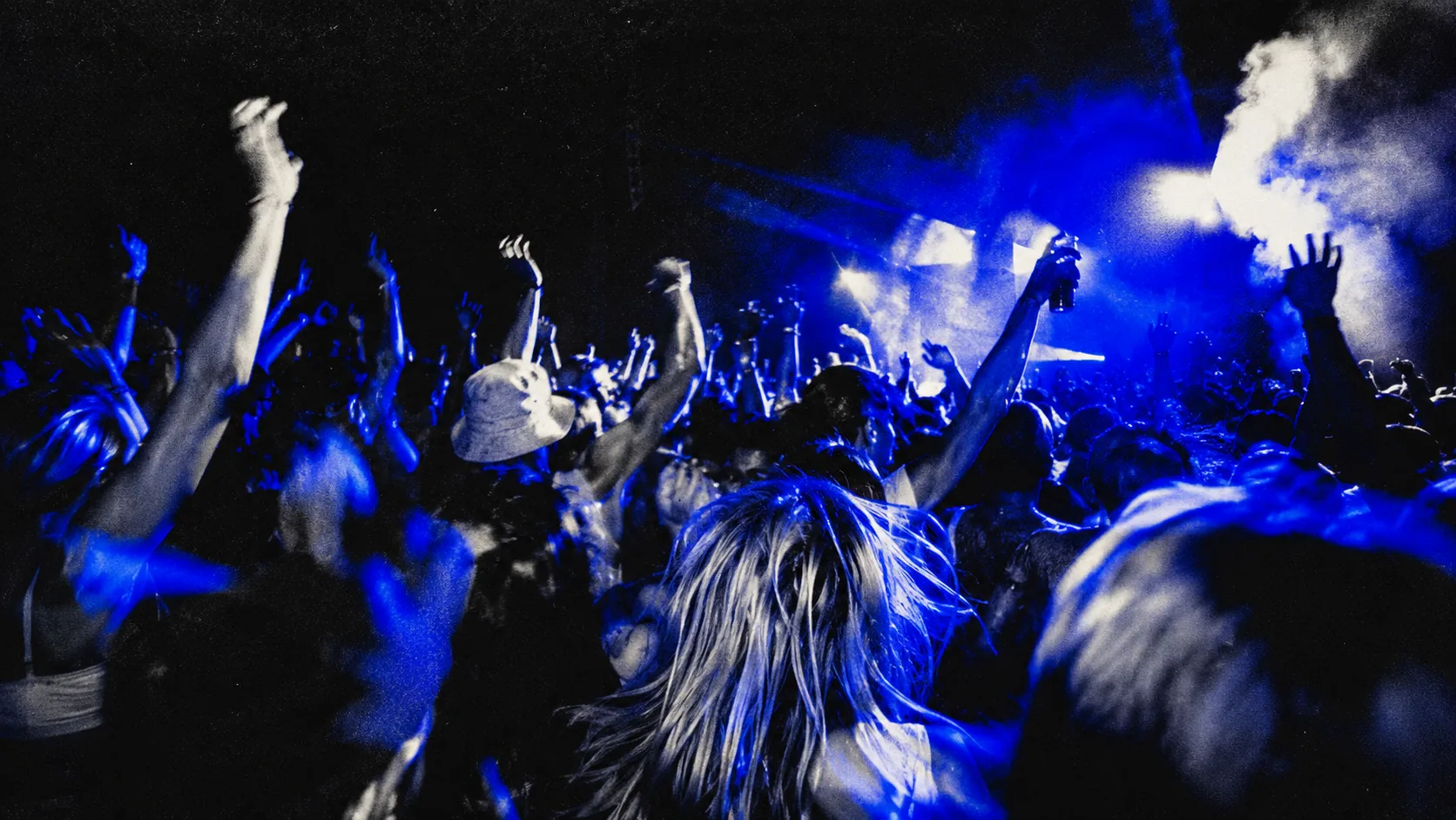 Gente bailando con flash en un evento de TheJaleo