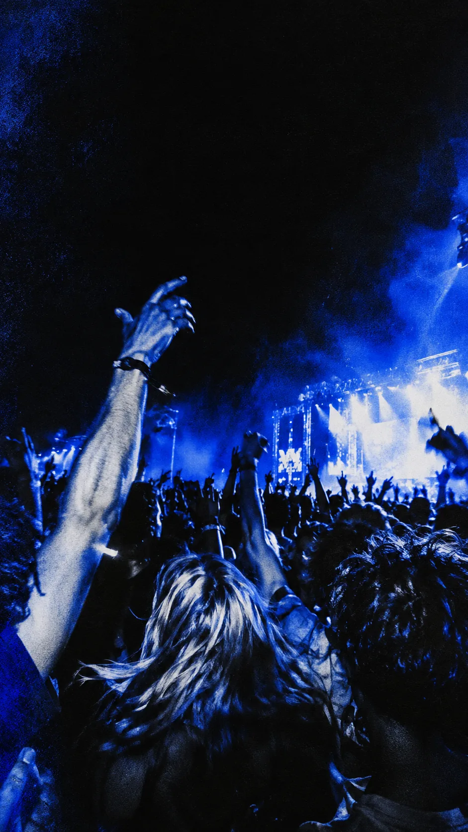 Mano en alto entre luces azules durante la noche